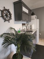 32-inch flat-screen TV with cable channels, TV