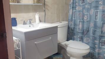 Apartamento | Baño | Bañera, toallas, jabón y champú