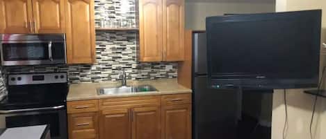 Microwave, dishwasher, coffee/tea maker, cookware/dishes/utensils