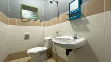 Apartment, 2 Bedrooms | Bathroom | Shower, towels