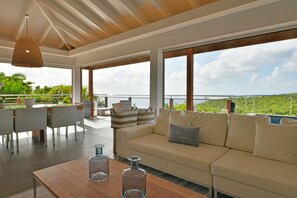 Fernseher, DVD-Player, Bücher, Stereoanlage