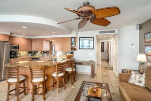 Geladeira, micro-ondas, fogão, cooktop