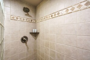 Douche, séchoir à cheveux, serviettes fournies