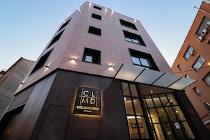 Ein modernes Gebäude mit einem Schild für 'Cielomadrid Studios'.
