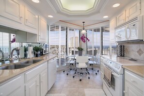 Fridge, microwave, oven, stovetop - Wake up to beautiful ocean views!!! (MYRTLE BEACH)