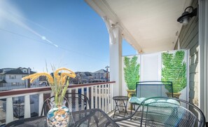 Outdoor dining - 10% off: Cozy Bungalow ♡ Steps to downtown, beach, boardwalk, w. linens + tags (Ocean City)