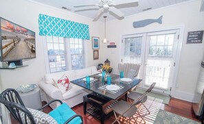 Interior - 10% off: Cozy Bungalow ♡ Steps to downtown, beach, boardwalk, w. linens + tags (Ocean City)