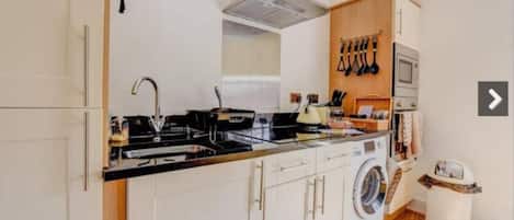 冷蔵庫、電子レンジ、オーブン、コンロ