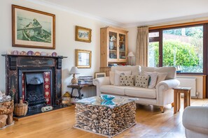 Smart-TV, Kamin, Netflix, DVD-Player