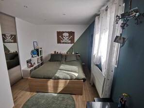 4 bedrooms, iron/ironing board, WiFi
