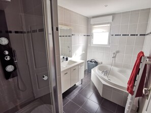 Ducha y bañera combinadas, secador de pelo y papel higiénico