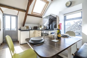 Apartment (1 Bedroom) | Private kitchen | Fridge, microwave, oven, stovetop - Ashgrove Farm - Llawhaden - Narberth (Narberth)