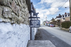 Una señal de calle para Ashgrove Organic Dairy Shorthorns.