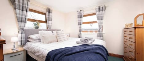 2 Schlafzimmer, schallisolierte Zimmer, Bügeleisen/Bügelbrett