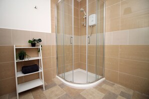 Appartement | Badkamer | Een douche, handdoeken
