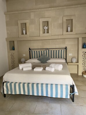 Minibar, in-room safe, individually decorated, individually furnished - Dimora Assuntina Fine Rooms (Martano)