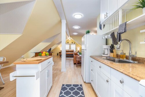 NEW - Downtown Private Loft w/ Deck & Work Space