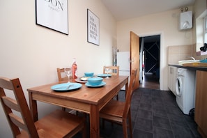Apartamento | Cozinha privada | Frigobar, micro-ondas, fogão, chaleira elétrica