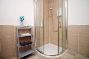 Apartment | Bathroom | Shower, hair dryer, shampoo, toilet paper - Karah Suites - Church Road II (Bristol)