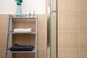 Appartement | Salle de bain | Douche, sèche-cheveux, shampoing, papier toilette