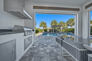 Outdoor dining - Chic Mansion with Games Room (Kissimmee)