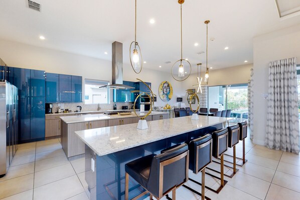 Fridge, microwave, oven, stovetop - Chic Mansion with Games Room (Kissimmee)