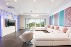 TV, video games - Chic Mansion with Games Room (Kissimmee)