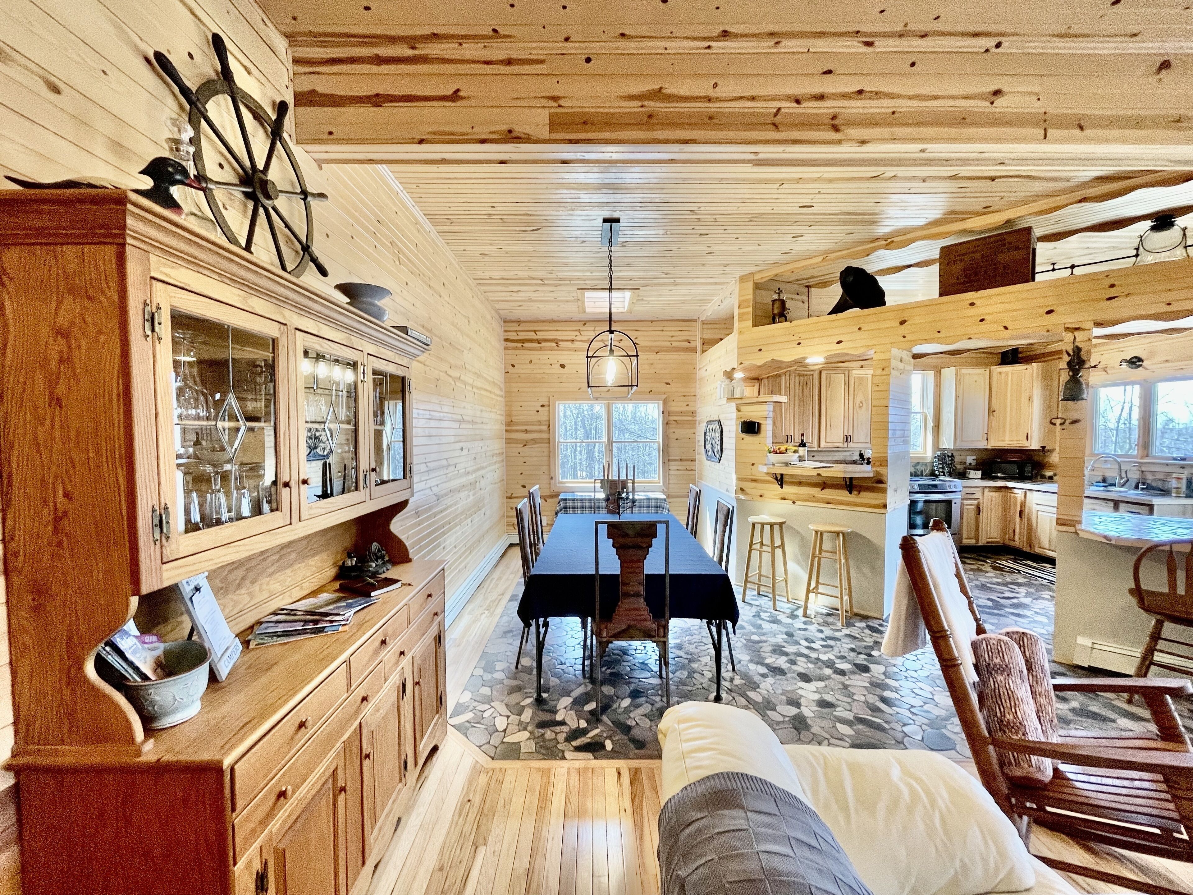 TV, DVD player, mesa de pingue-pongue, livros