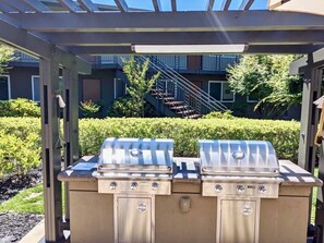 Terrace/patio - Dogs Stay Free • Mid-Century Chic • King Bed • Walk Downtown • Parking (Walnut Creek)