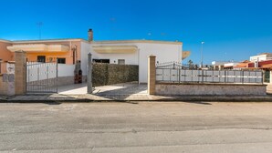 A gated residential area with a modern house, a paved driveway, and a clear blue sky. - Villa Lucia - Bilo 2 by BarbarHouse (Boncore)