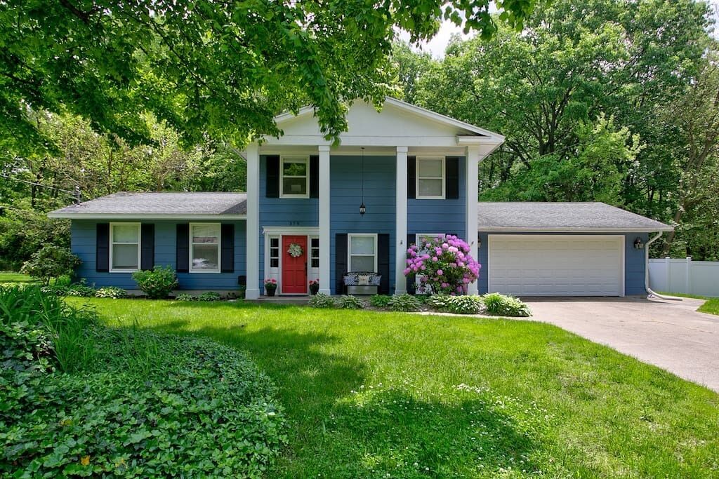 Colonial Cottage | 4 BR | Hot Tub | Sauna