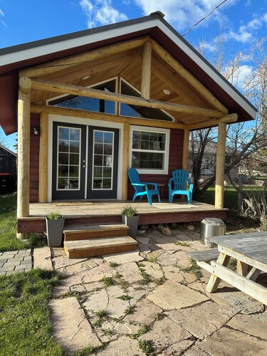 Downtown Cozy Red Cabin