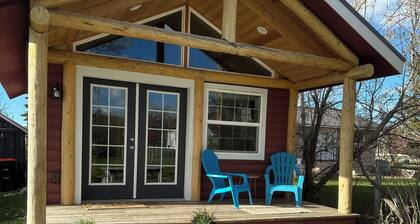 Downtown Cozy Red Cabin