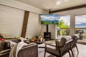 Smart TV, fireplace - Hot Tub/Game Room/Fire Pit/VIEWS/Luxury Cabin! - Alpine Abode (Gatlinburg)