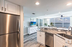Geladeira, micro-ondas, fogão, cooktop