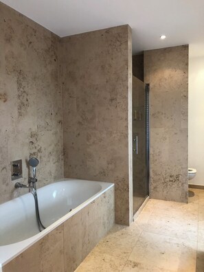 Badewanne, Haartrockner, Handtücher, Seife