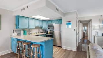 Réfrigérateur, micro-ondes, four, plaque de cuisson