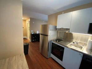 Fridge, microwave, oven, stovetop - Apt 3A Lake Bomoseen Inn “The Dog” with boat slip. (Castleton)