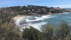 A coastal town with houses on a hillside overlooking the sea. - Cosy studio for 2 near the beach (Sanary-sur-Mer)