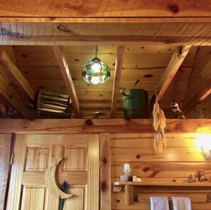 Jääkaappi, mikroaaltouuni, kahvin-/teenkeitin, leivänpaahdin