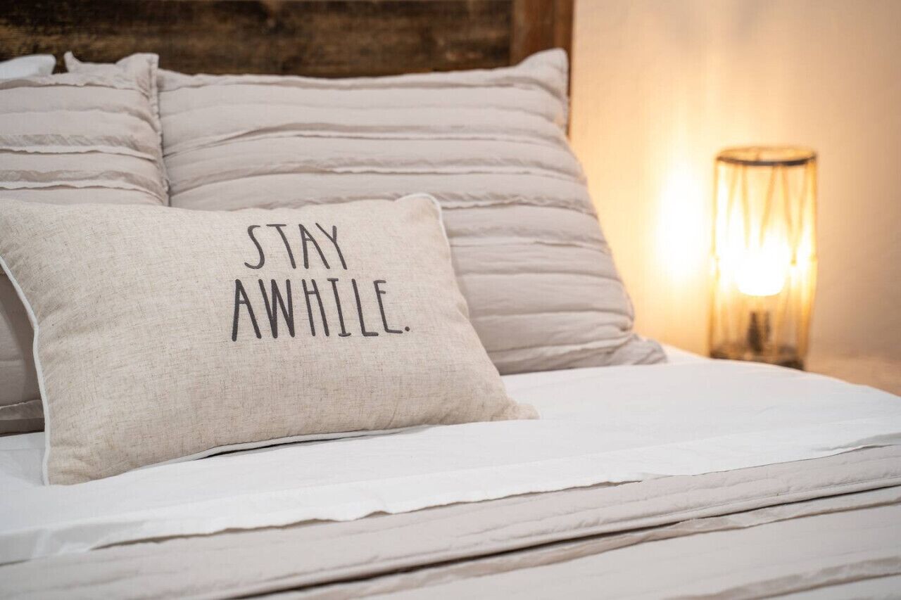Un lit avec un oreiller sur lequel est écrit : « NE VOUS APPROCHEZ PAS ».