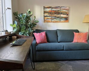 تلفزيون ذكي، مدفأة، ستيريو، مكتب