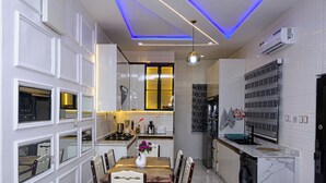 Mesin pembuat kopi/teh, lemari es, microwave, dan oven
