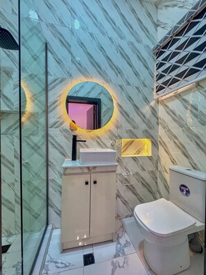 Combined shower/bathtub, deep-soaking bathtub, hair dryer, towels - 3bedrooms Duplex Sleeps 6- Garden, Chef Option (Lekki)