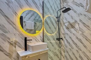 Combined shower/bathtub, deep-soaking bathtub, hair dryer, towels - 3bedrooms Duplex Sleeps 6- Garden, Chef Option (Lekki)