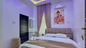 4 kamar tidur, setrika/meja setrika, Wi-Fi gratis, dan seprai linen