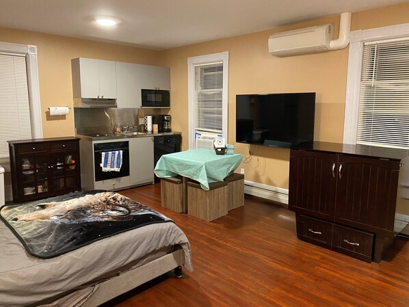 Interior - Apt 3C Lake Bomoseen Inn “The Dog” with boat slip. (Castleton)