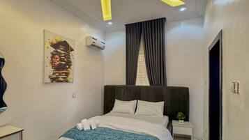 4 bedrooms, iron/ironing board, WiFi (free), bed sheets