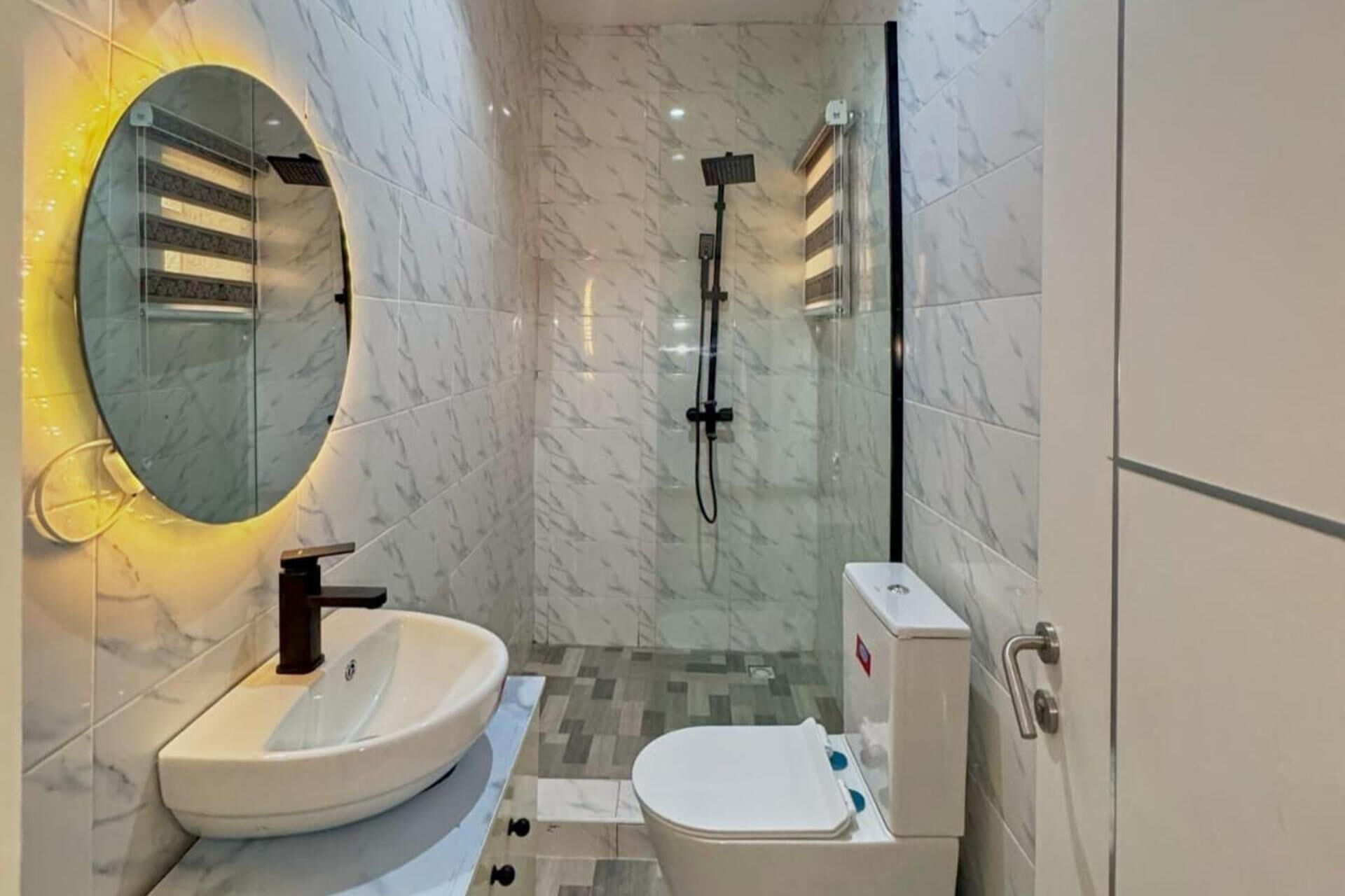 Ensemble douche/baignoire, baignoire relaxante profonde, sèche-cheveux