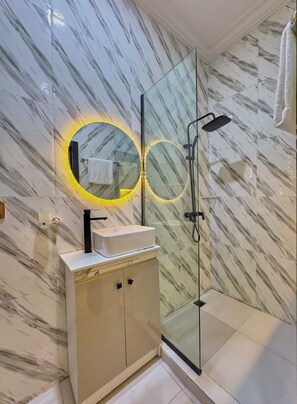 Combined shower/bathtub, deep-soaking bathtub, hair dryer, towels